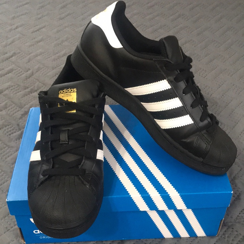 Like-new Black/white Adidas Superstar sz 6 women’s